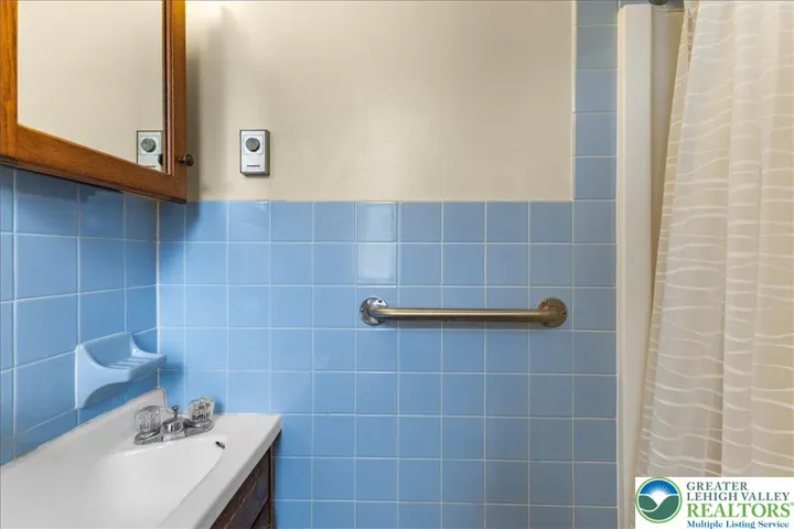 1st Floor Full Bathroom