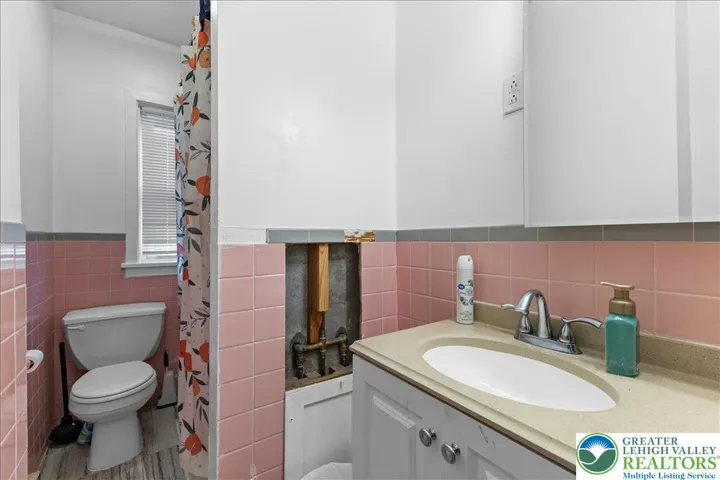 2nd Floor Full Bathroom