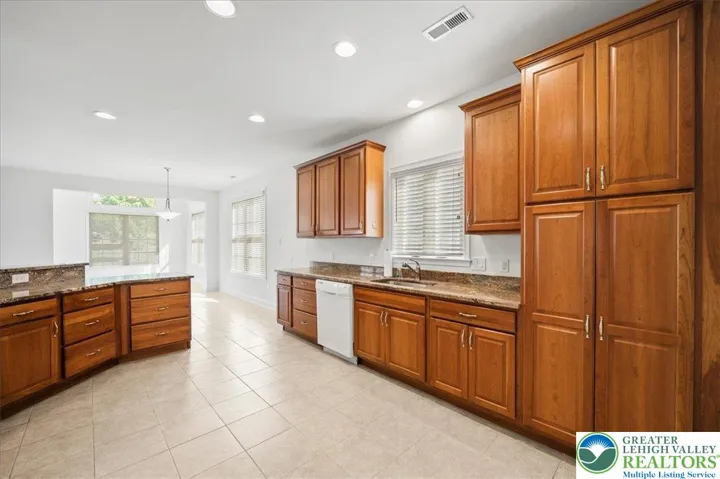 Kitchen, Granite, recessed lights