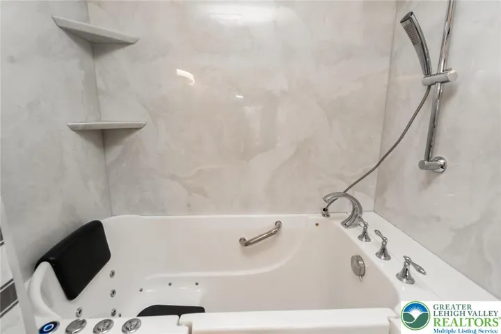 Primary bedroom bathroom