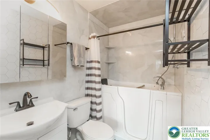 Primary bedroom bathroom