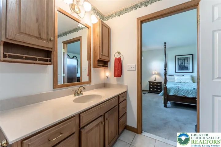 Full Bathroom Main Bedroom