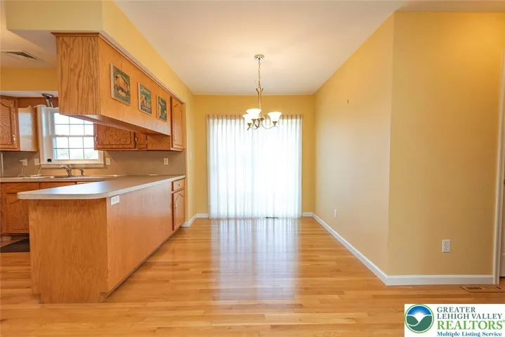 eating area in kitchen