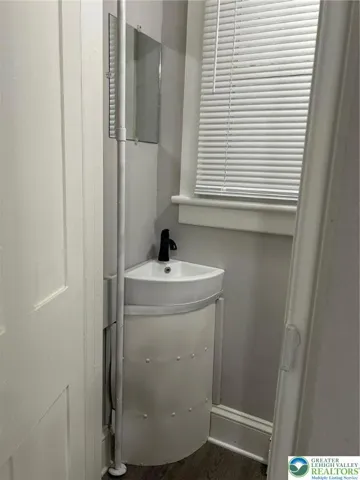 1/2 bath 1st floor