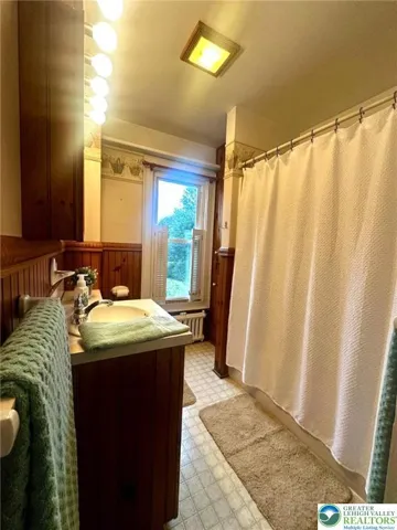 Full bathroom, tub w/ shower