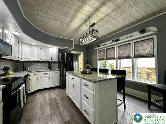 An updated kitchen, all appliances included!!