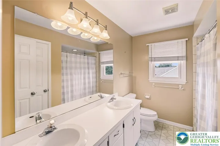 2nd Floor full hall bathroom