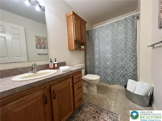 Hall bath with tub