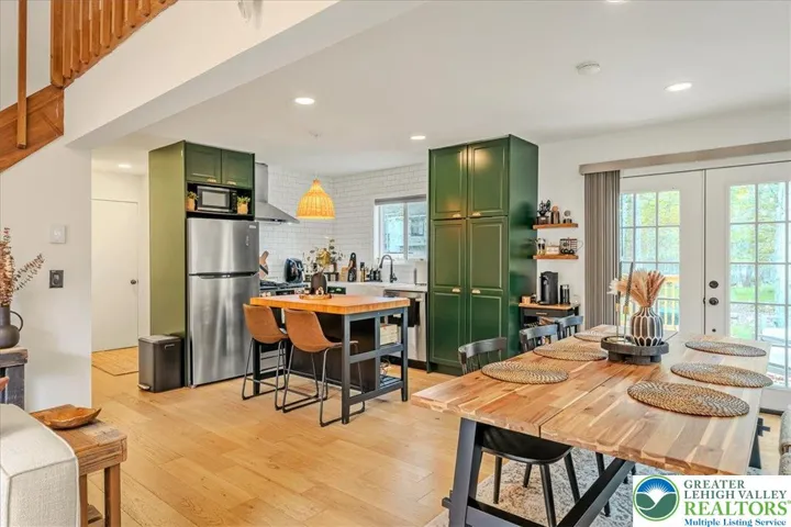 Eat-in-Kitchen