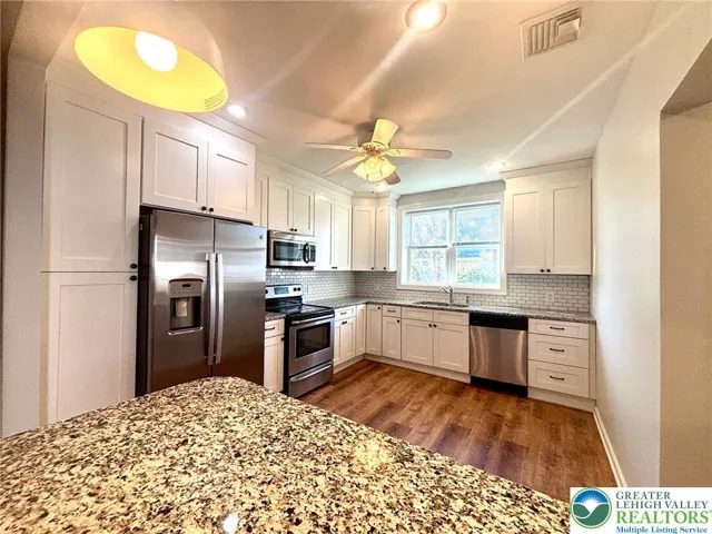 kitchen with breakfast bar/peninsula
