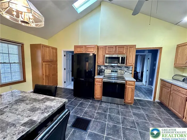 Eat-in Kitchen, Large Pantry