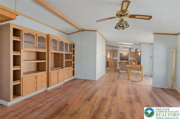 Family Rm - Built-In Book Shelves