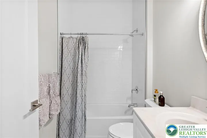 1st FL Full Bathroom