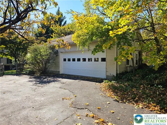 Detached garage
