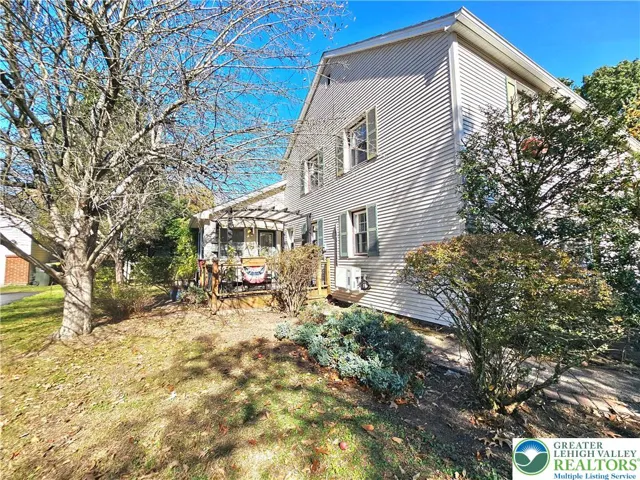 Side deck (extended family entrance)