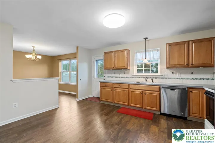 Open flow from Kitchen to Dining room