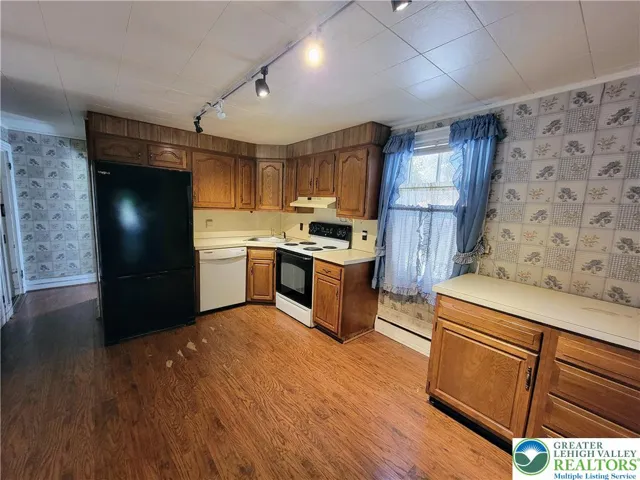Eat-in kitchen