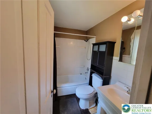 Full bath with tub/shower