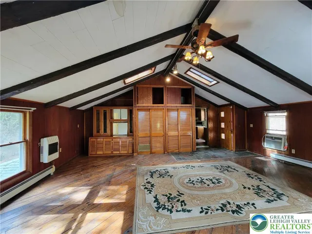 Vaulted ceiling w/skylights