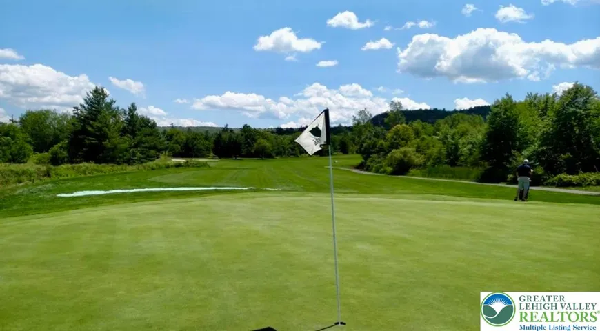 7 mins from Blue Shamrock Golf Course
