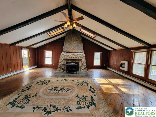 Huge great room, w/wide plank flooring