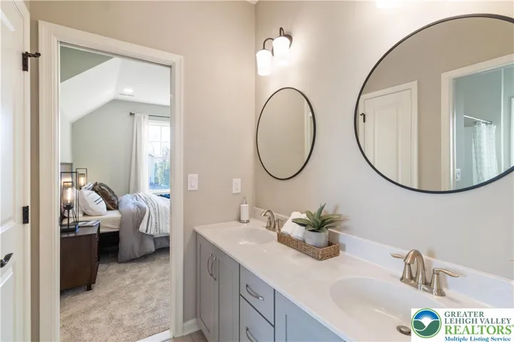 J&J Bathroom *Photos are of a previously built model home. Features, finishes, and options may vary*