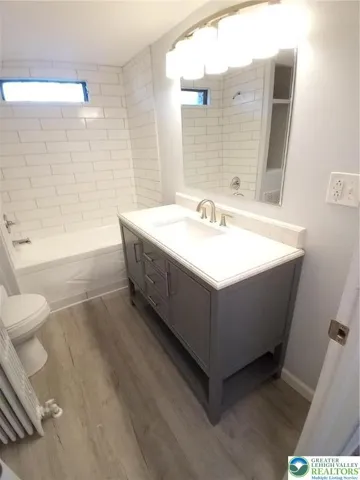 2nd Full bath with new vanity and lighting