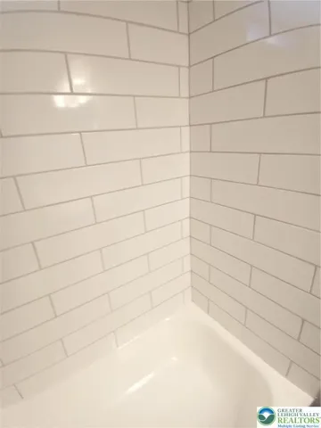 Tile tub surround
