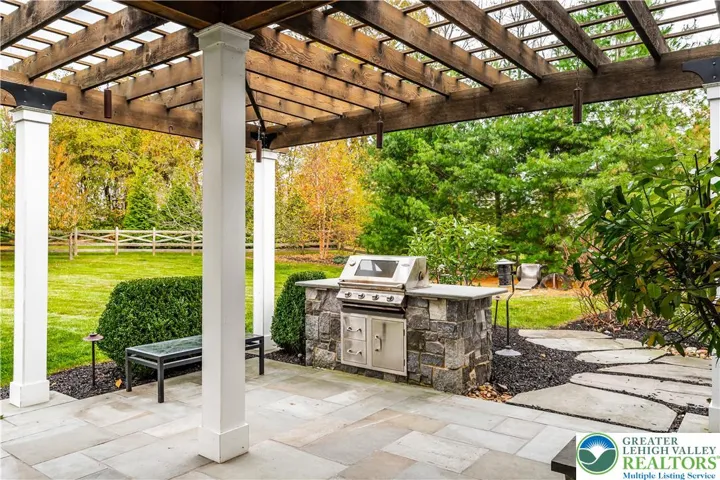 Built-in gas grill