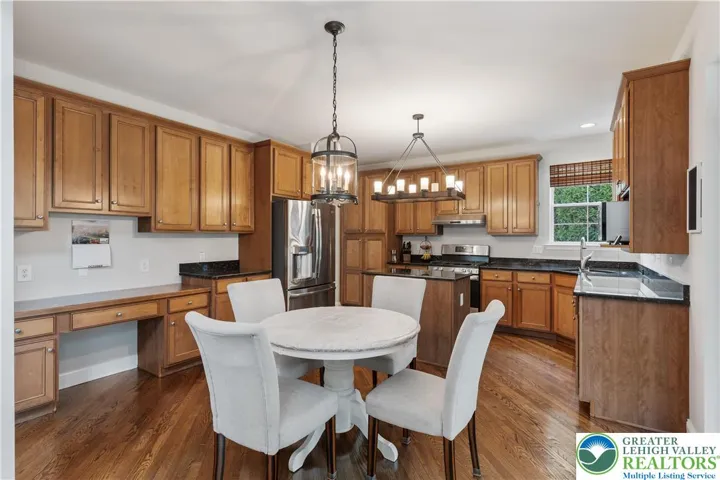Eat in Kitchen, Center Island