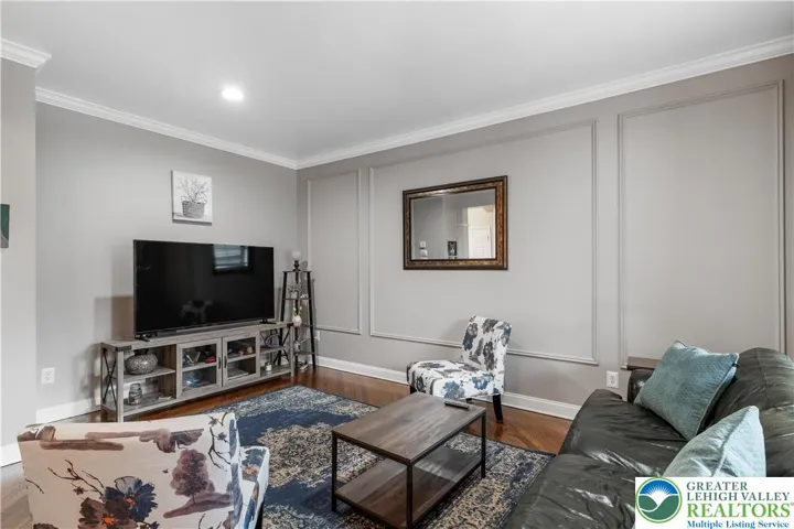 Lovely Living Room, crown molding, box moldings