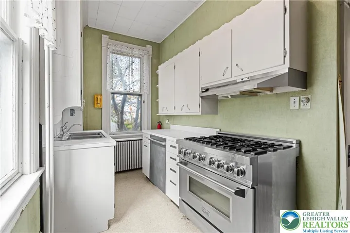 Full kitchen, gas range, fridge