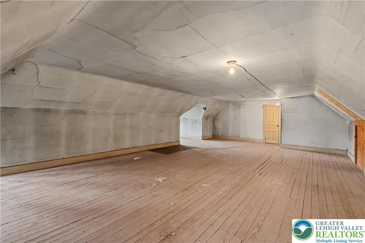 Spacious attic, room for endless possibilities