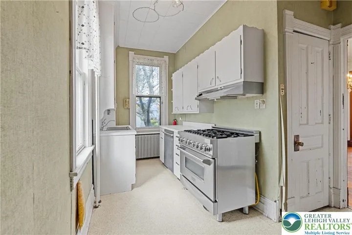 Full kitchen, gas range, fridge