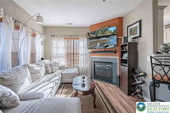 Living Room - gas fireplace