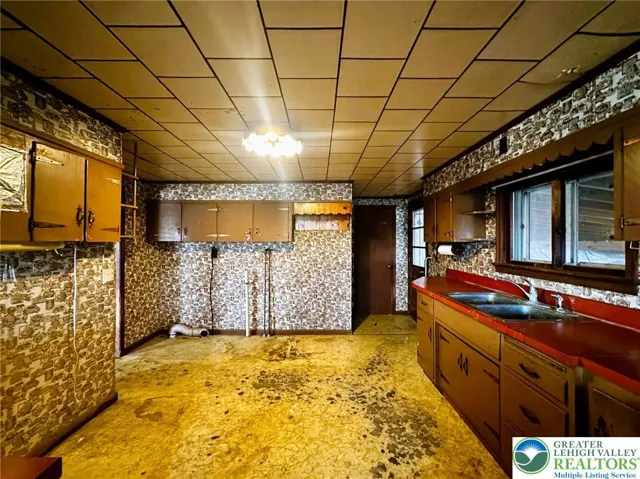 Kitchen w/ laundry hookup