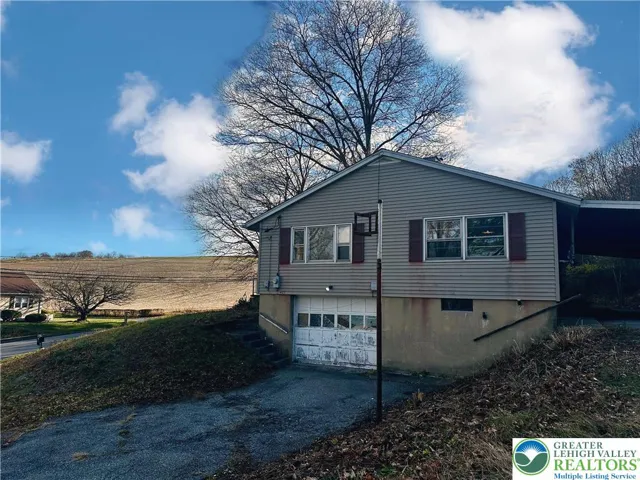 1-car built in garage w/workshop