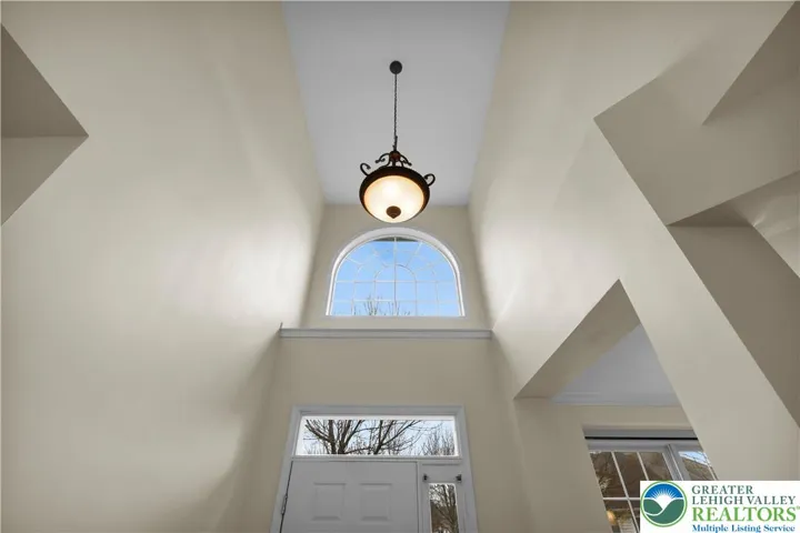 Light filled 2-Story Entry