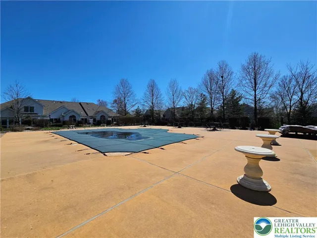Clubhouse - pool