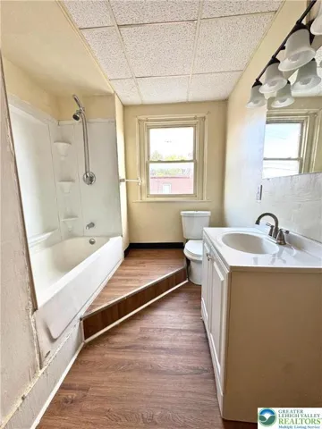2nd Floor - Full Bath