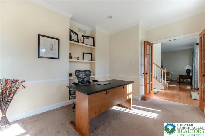 Den/office w/built-ins