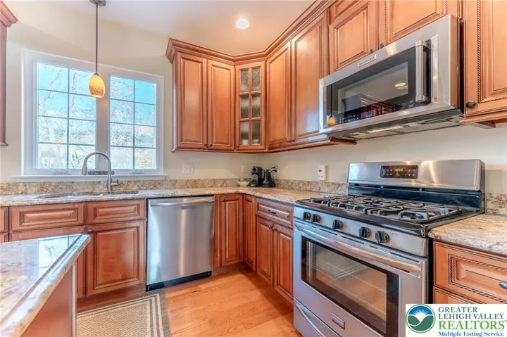 42" Maple, cabinets w/rope trim