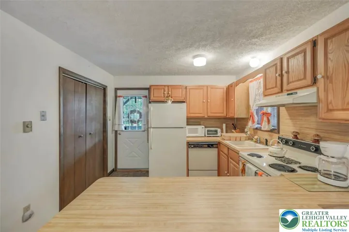 Kitchen w/ Laundry Closet