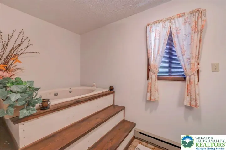 Master Bath w/ Soaking Tub