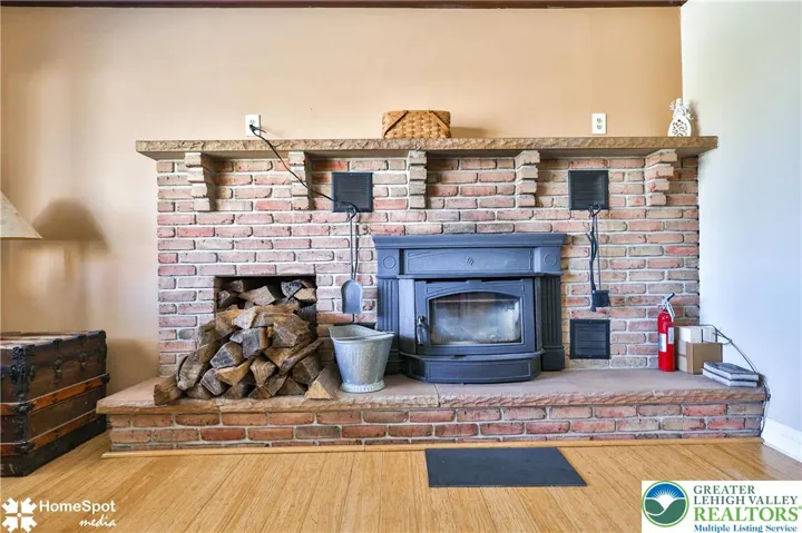  Apt - Heatilator Wood Fireplace