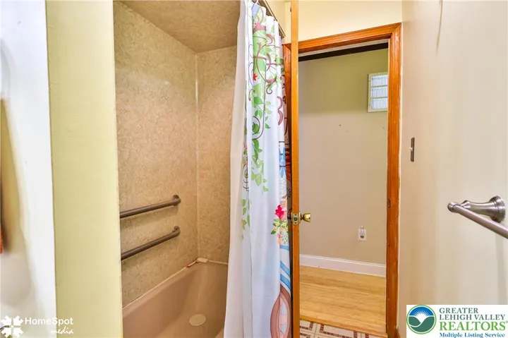 Apt - Full Bathroom with Shower/Tub