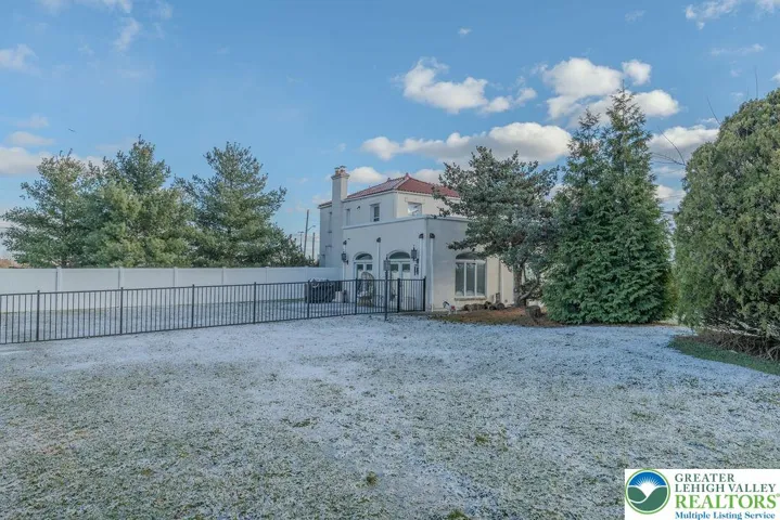 Welcome to 1124 Club Ave