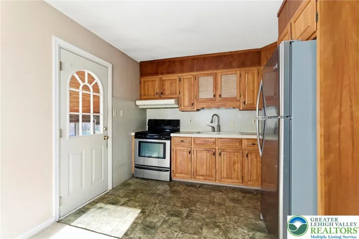 KITCHEN -DOOR TO SUNROOM