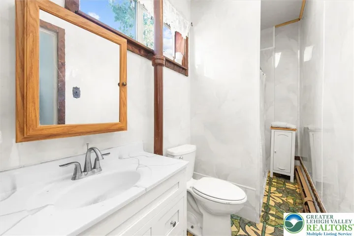 2nd floor full bathroom