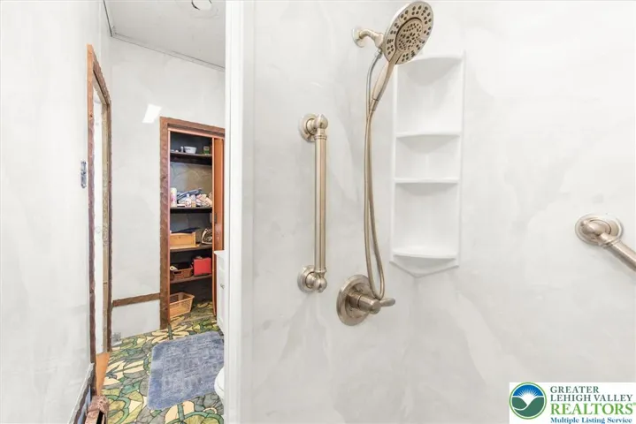 2nd floor full bathroom